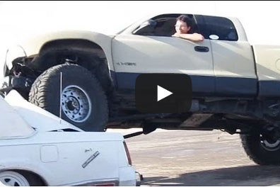 محاولة فاشلة لشاب أراد الاستعراض بسيارته