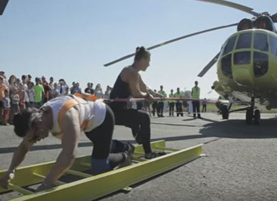 (بالفيديو)أقوى امرأة في روسيا تسحب مروحية وزنها 8.6 طن