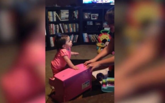 فيديو| طفلة تتشاجر مع والدتها بطريقة مضحكة وطريفة !