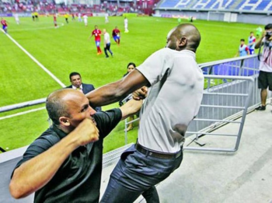 بالفيديو: وانشوب يستقيل من تدريب كوستاريكا عقب شجار في بنما بالفيديو: وانشوب يستقيل من تدريب كوستاريكا عقب شجار في بنما