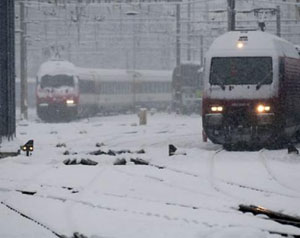 الثلوج تسبب اضطرابات في حركة النقل في اوروبا في بداية عطلة عيد الميلاد