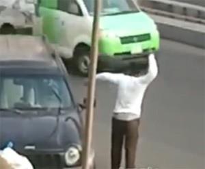 بالفيديو..يهشم زجاج سيارة ويسرق محتوياتها على مرأى من الناس !