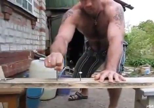 أوكراني يطرق المسامير بيده العارية