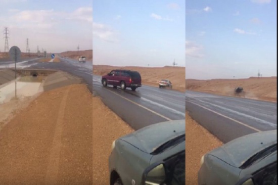 شاهد.. لحظة انقلاب سيارة بأحد الطرق السريعة