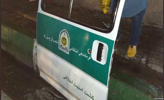 شرطة الآداب بإيران تستهدف حشداً منعها من اعتقال فتيات شرطة الآداب بإيران تستهدف حشداً منعها من اعتقال فتيات