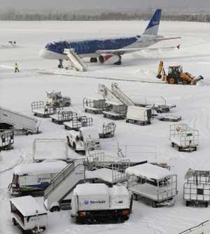 آلاف المسافرين ينتظرون في المطارات في بريطانيا بسبب موجة البرد