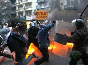 الشرطة تصد المتظاهرين اثناء محاولتهم مهاجمة مقر الحكومة في بيلاروسيا