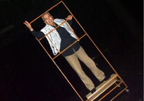 غنام غنام يقدم مسرحية عائد الى حيفا في بيروت