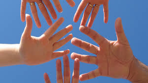 "إمسح دمعة وإرسم بسمة" مبادرة لمحاربة الجوع والفقر