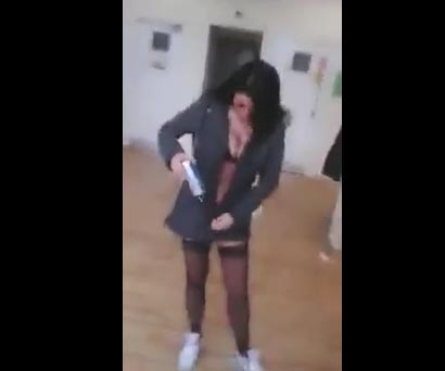 تعرّت في مركز للبحث عن وظائف إحتجاجاً على وقف مساعداتها