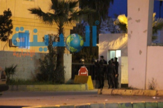 الرمثا : محتجون يطلقون النار أمام مديرية الشرطة ( صور )