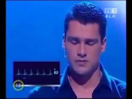 فيديو للكبار فقط : رجل يوقف نبض قلبه على الهواء مباشرةً