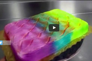 شاهد.. كيكة يتغير لونها كـ "الحرباء " عند دوران طبق التقديم !!