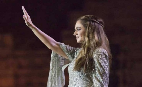 فيديو| هذا ما فعلته جوليا بطرس عند سماع أذان العشاء أثناء حفلها!