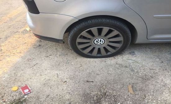 مستوطنون متطرفون يعطبون إطارات مركبات فلسطينية جنوب نابلس مستوطنون متطرفون يعطبون إطارات مركبات فلسطينية جنوب نابلس