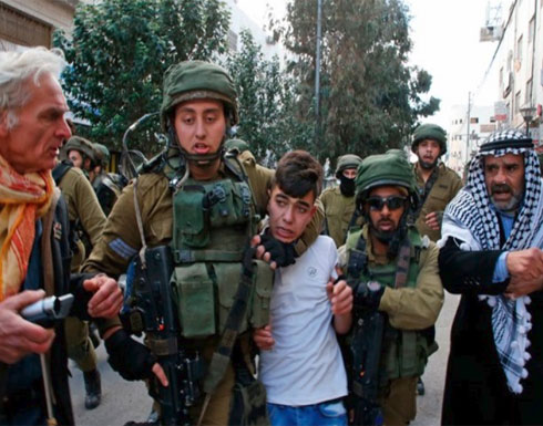 جنود الاحتلال يعتدون على أطفال في متجر بالخليل (شاهد)