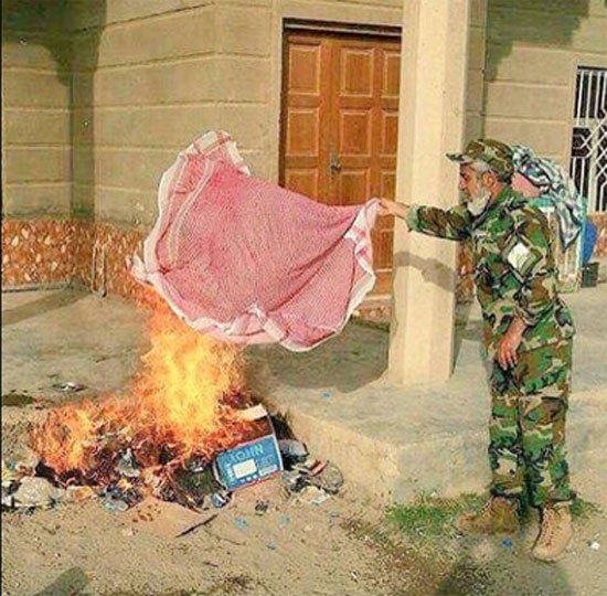 ميليشيات الحشد الشعبي تهين أحد شيوخ الفلوجة وتحرق متعلقاته ورمز عروبته (صور)
