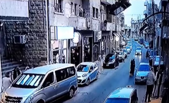 فيديو| فتاة تخرج من نافذة سيارة لتعتدي على أخرى في عمان !