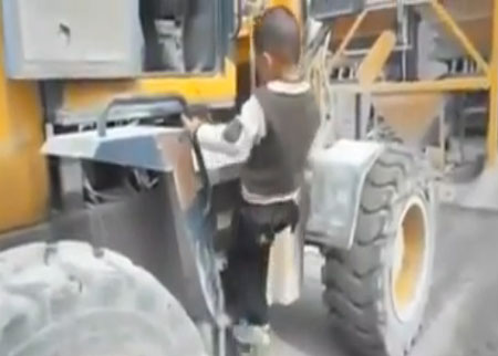 طفل يقود تركتر