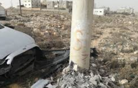 الطفيلة: اصطدام مركبة بعامود يقطع التيار الكهربائي