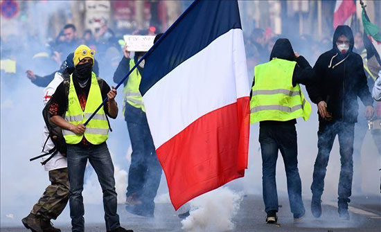 مواجهات بين الشرطة و"السترات الصفراء" في باريس مواجهات بين الشرطة و"السترات الصفراء" في باريس