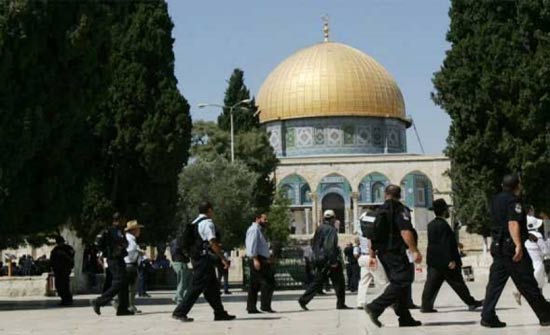 مستوطنون يقتحمون الأقصى بقيادة الحاخام المتطرف يهودا غليك مستوطنون يقتحمون الأقصى بقيادة الحاخام المتطرف يهودا غليك