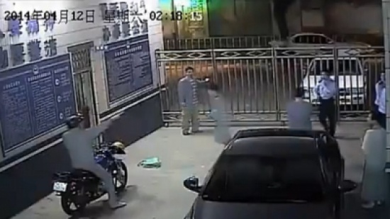 يوهم لصا بمساعدته ويسلمه للشرطة