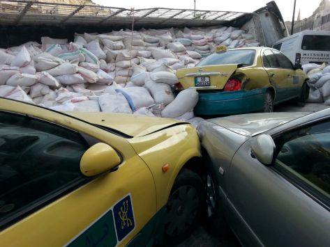 انقلاب شاحنة على 5 مركبات وإغلاق شارع وادي الرمم .."فيديو"