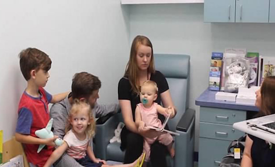 بالفيديو: طفلة صماء تتسبب في بكاء أمها: "أول مرة تسمع"