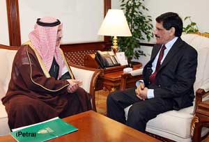 وزير الداخلية يلتقى السفير السعودي 