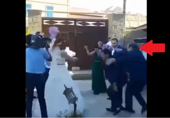 عريس يصب غضبه على عروسه بعد رقصها امام الرجال بطريقة غريبة عريس يصب غضبه على عروسه بعد رقصها امام الرجال بطريقة غريبة