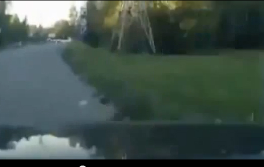 حادث غريب .. يسقط من سيارته