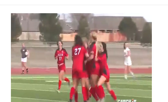 بالفيديو.. رمية تماس خرافية وهدف رائع في مباراة نسائية