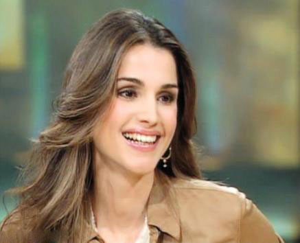 الملكة تتطلع على أنشطة مبادرتي اهل البلد والفن للجميع