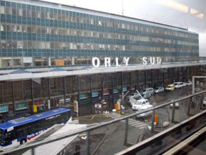 إلغاء 58 رحلة بسبب الثلوج والبرد في ثالث أكبر مطار أوروبي عشية عيد الميلاد