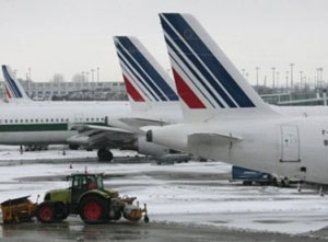 اجلاء الفي شخص من محطة للركاب في مطار رواسي الباريسي بسبب تساقط الثلوج