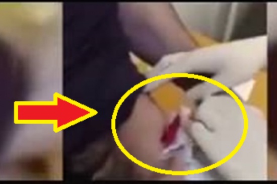 فيديو| طلب الزواج من حبيبته بطريقة غريبة وبشعة.. وهذا ما فعلته! فيديو| طلب الزواج من حبيبته بطريقة غريبة وبشعة.. وهذا ما فعلته!