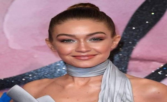 موقف محرج لجيجي حديد على منصة عرض الأزياء ..بالصورة موقف محرج لجيجي حديد على منصة عرض الأزياء ..بالصورة
