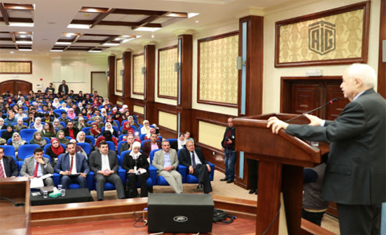 أبوغزاله يلتقي الطلبة في جامعة البلقاء التطبيقية أبوغزاله يلتقي الطلبة في جامعة البلقاء التطبيقية