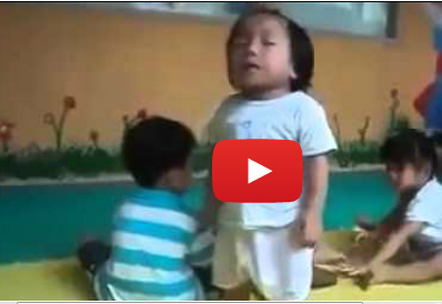 طفلة تنام و هي واقفة