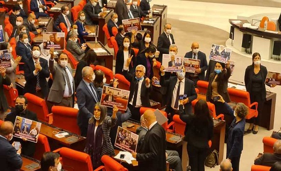 بسبب "تغريدة".. البرلمان التركي يجرد نائبا كرديا من مقعده تمهيدا لاعتقاله