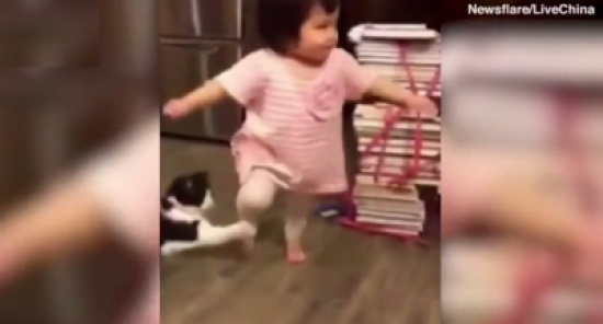 فيديو طريف| قطّة “خبيثة” تعرقل طفلةً وتُسقطها أرضاً