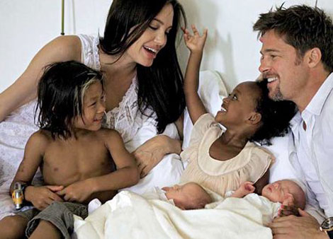 نجوم هوليوود يقضون اعيادهم  بين عائلاتهم وأنجلينا وبراد بيت في ناميبيا