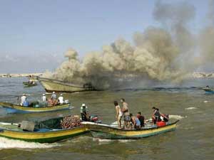 زوراق الاحتلال تهاجم مركبا للصيد في بحر غزة 