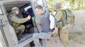 الاحتلال يعتقل 7 فلسطينيين في الضفة الغربية 