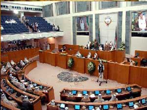 البرلمان الكويتي يرفع جلسة استجواب الحكومة مؤقتاً بعد مشادات بين النواب