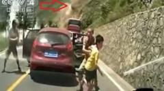 لحظة سقوط الصخور على سيارات بالصين