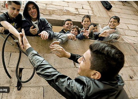 محمد عساف يصور أغنيته الجديدة في مخيم فلسطيني ببيروت