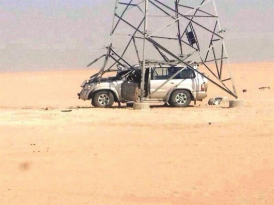 علق وسيارته في برج كهرباء ! علق وسيارته في برج كهرباء !