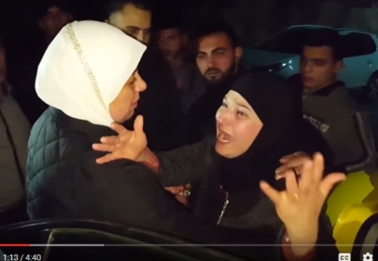 فيديو : لحظات مؤلمة .. والدة الشهيد محمد حطاب لحظة تلقيها نبأ استشهاد نجلها الوحيد